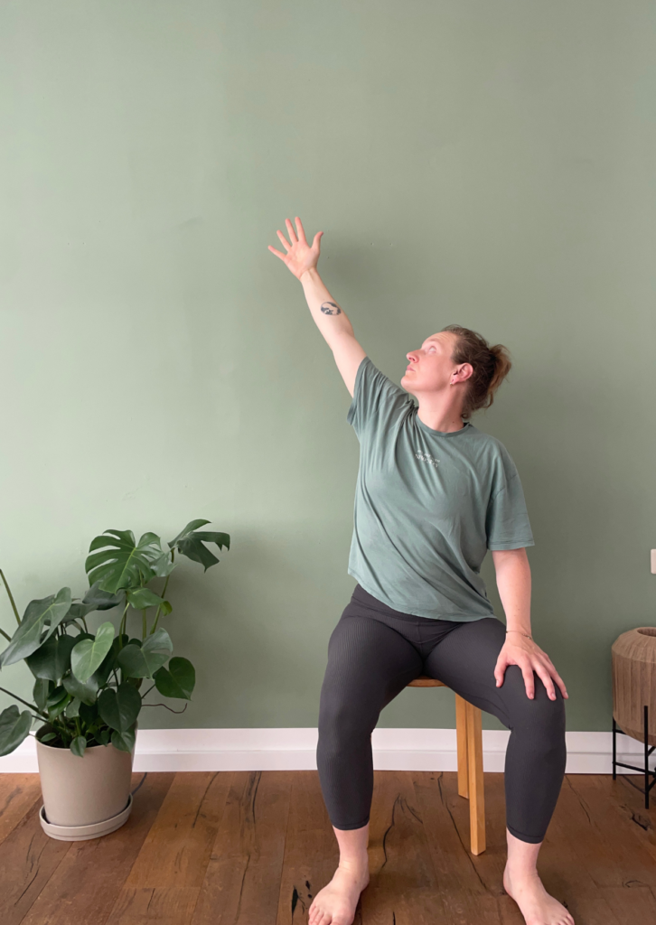 yoga auf dem stuhl
