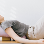 liegende person im yoga