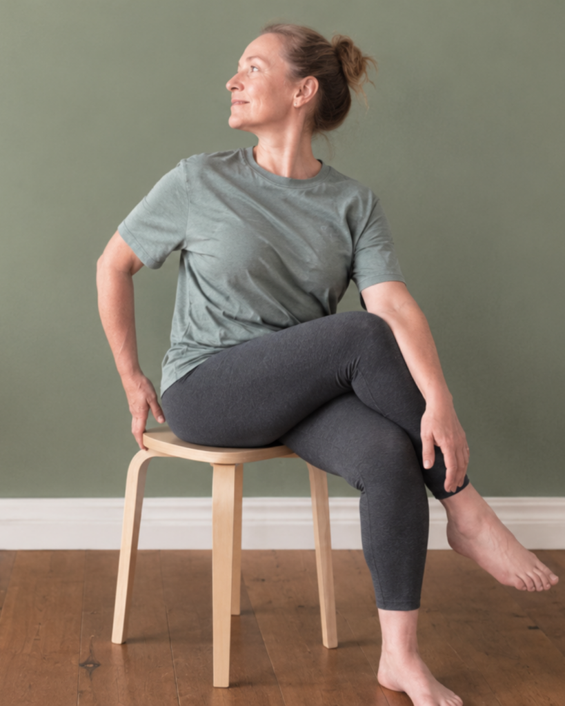 yoga auf dem stuhl 